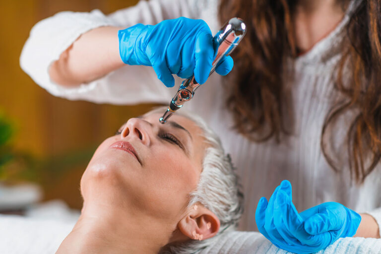 Salonumuzda dermapen cilt bakımı uygulaması